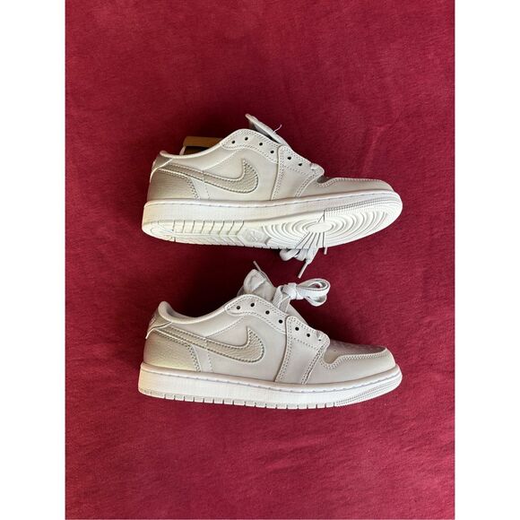 Brand New Nike Men’s White Air Jordan 1 Retro Low OG Sneaker Shoes Size 7 - Picture 4 of 9